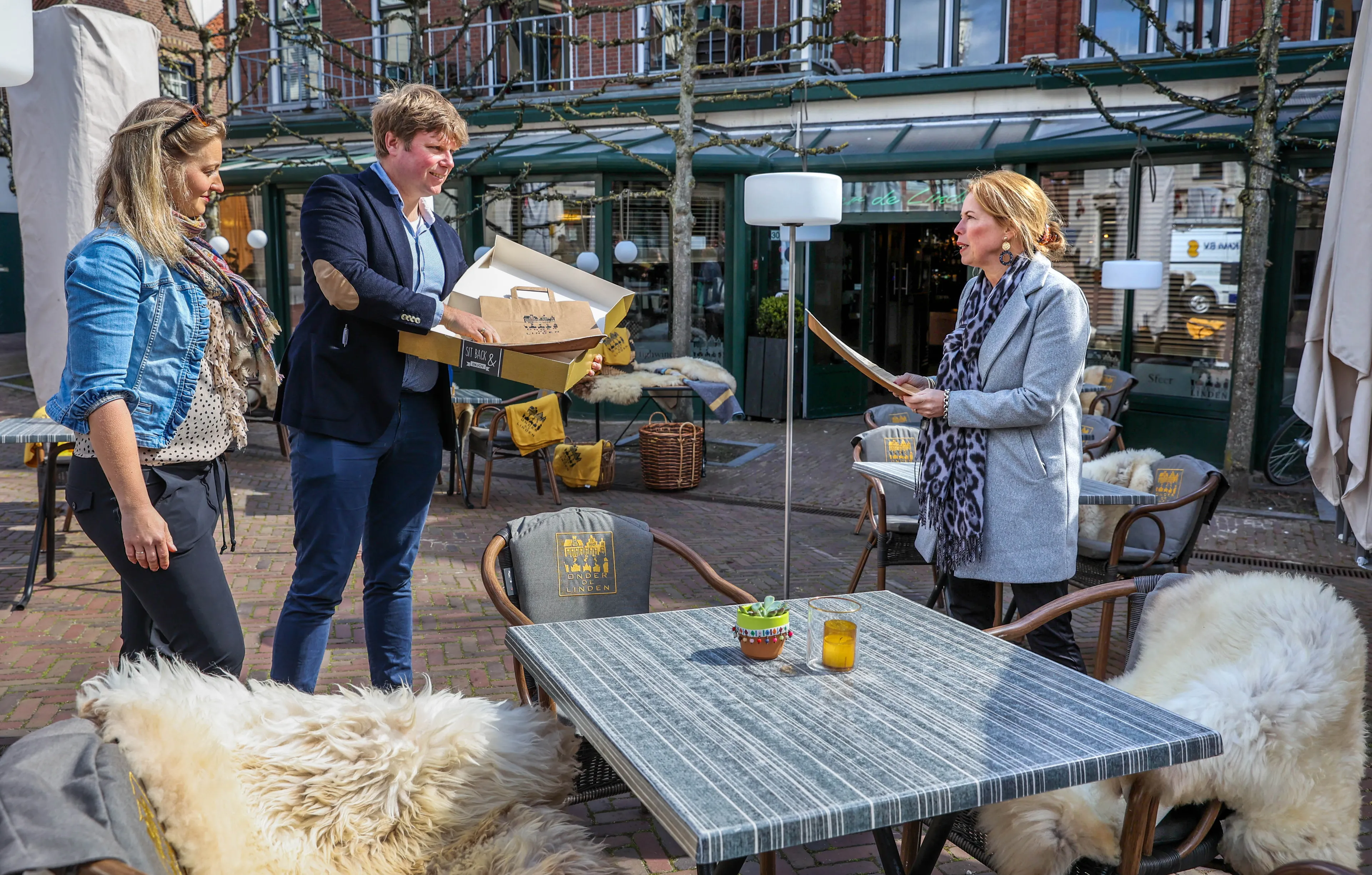 gedeputeerde avine fokkens kelder bezocht horecaondernemers laura slob en wicher wind uit sneek