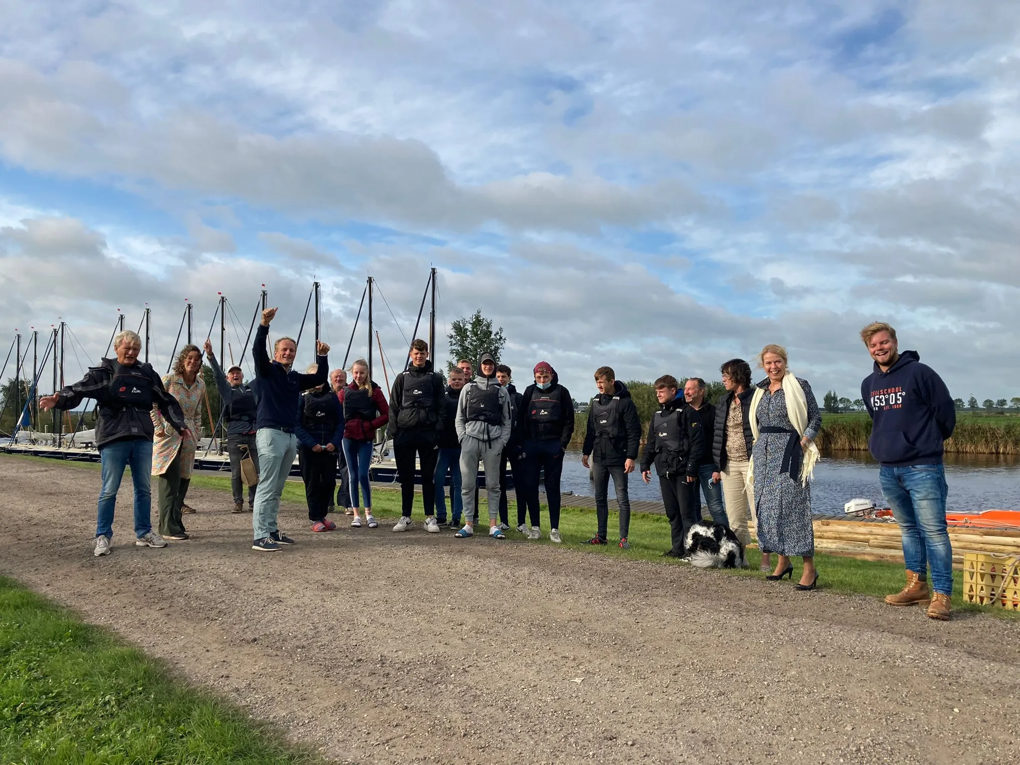 gedeputeerde avine fokkens kelder tijdens werkbezoek in nes