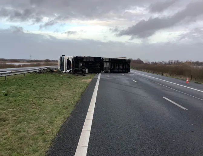 gekantelde vrachtwagen va a6width 800