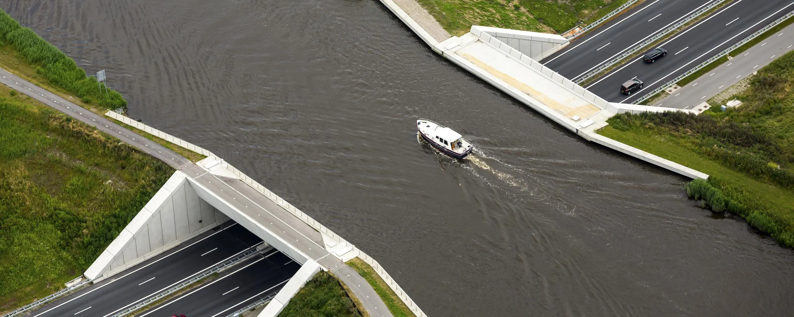 luchtfoto van bootje over een aquaduct boven de snelweg bron aerovista luchtfotografie nationale beeldbank