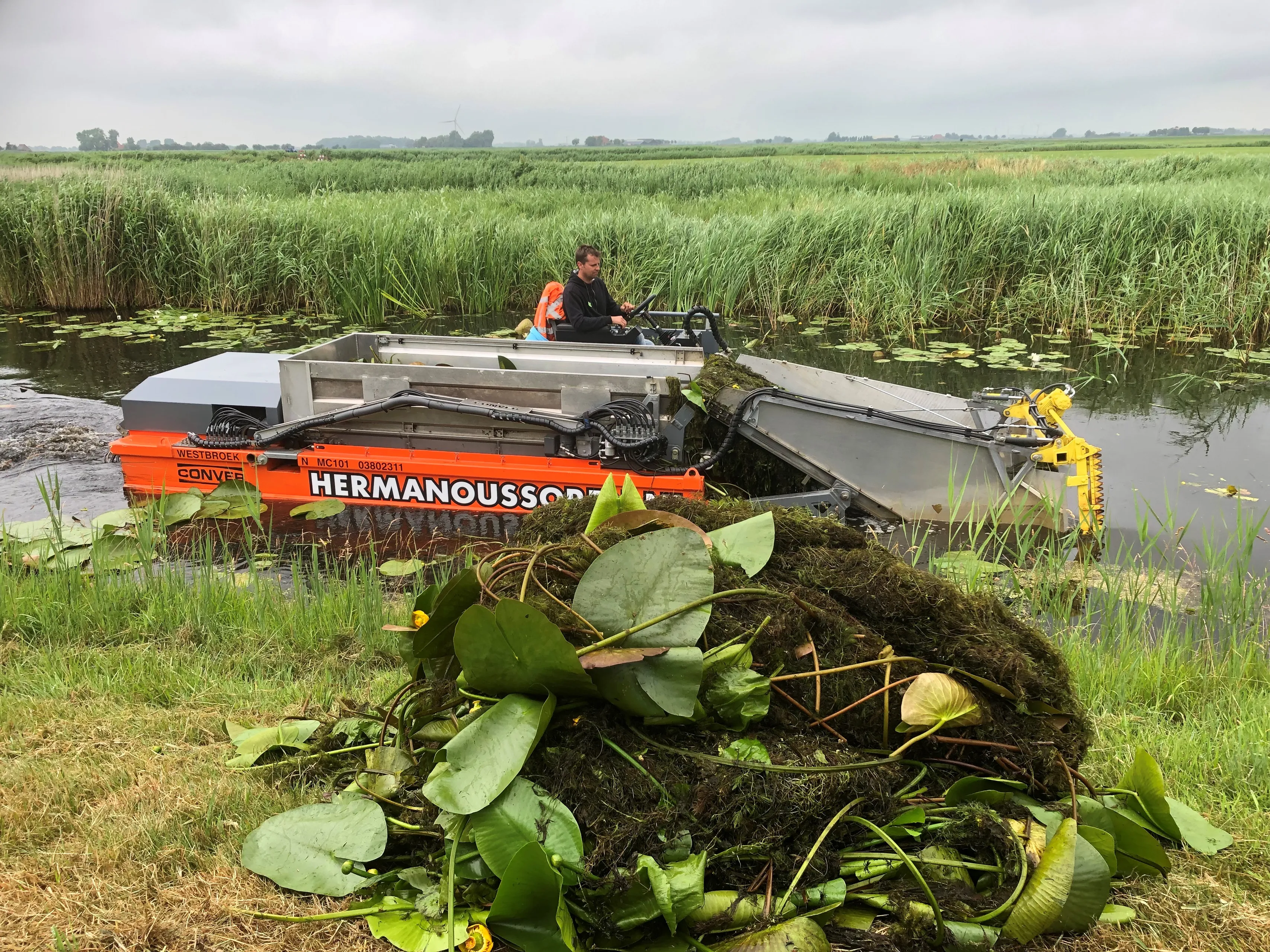 pb 32 32 wetterskip fryslan start proef ecologisch onderhoud dyksfeart en djippert bij makkum 3