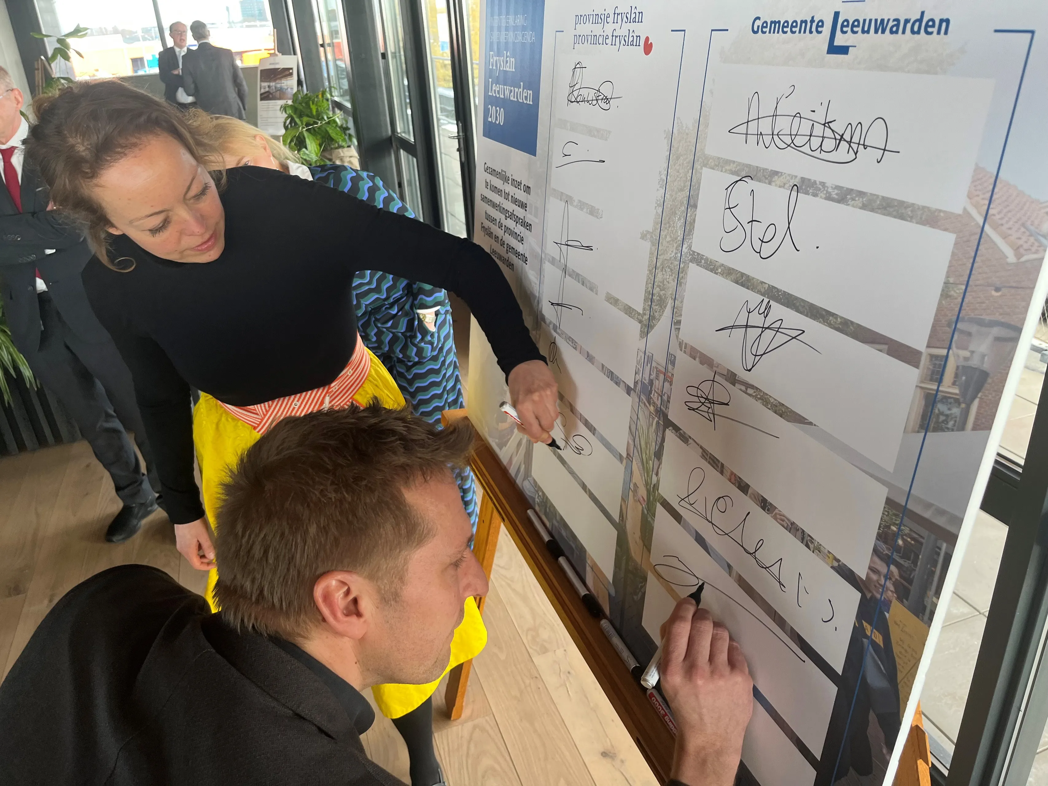 poepjes en kuiken zetten handtekening