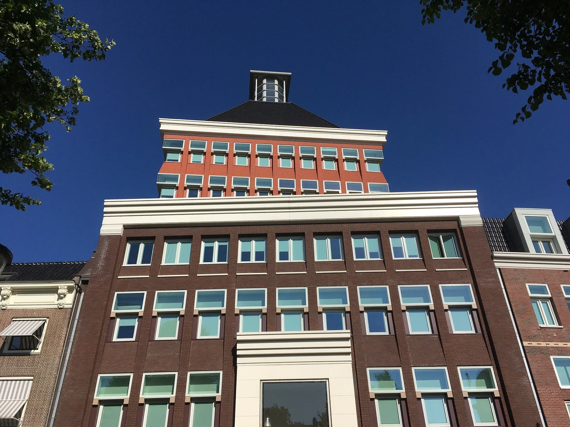 province house 2660990 1920