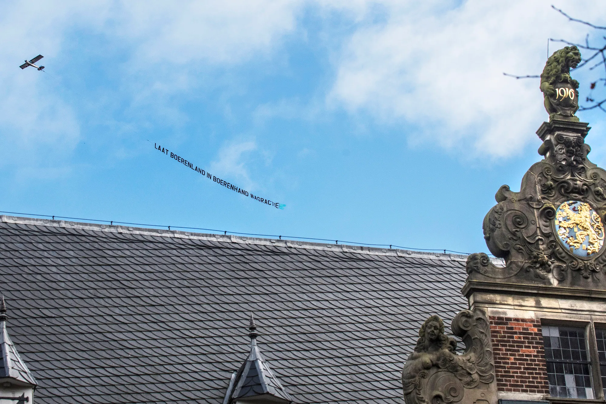 rbf 9776 2 protestvliegtuig agractie boven provinciehuis groningen
