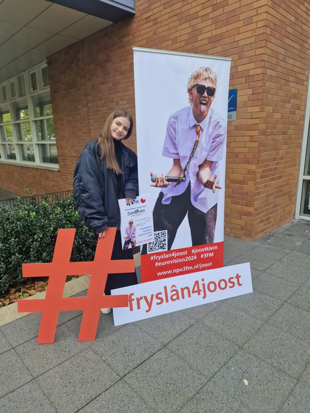 scholieren met joost en hashtags op de foto