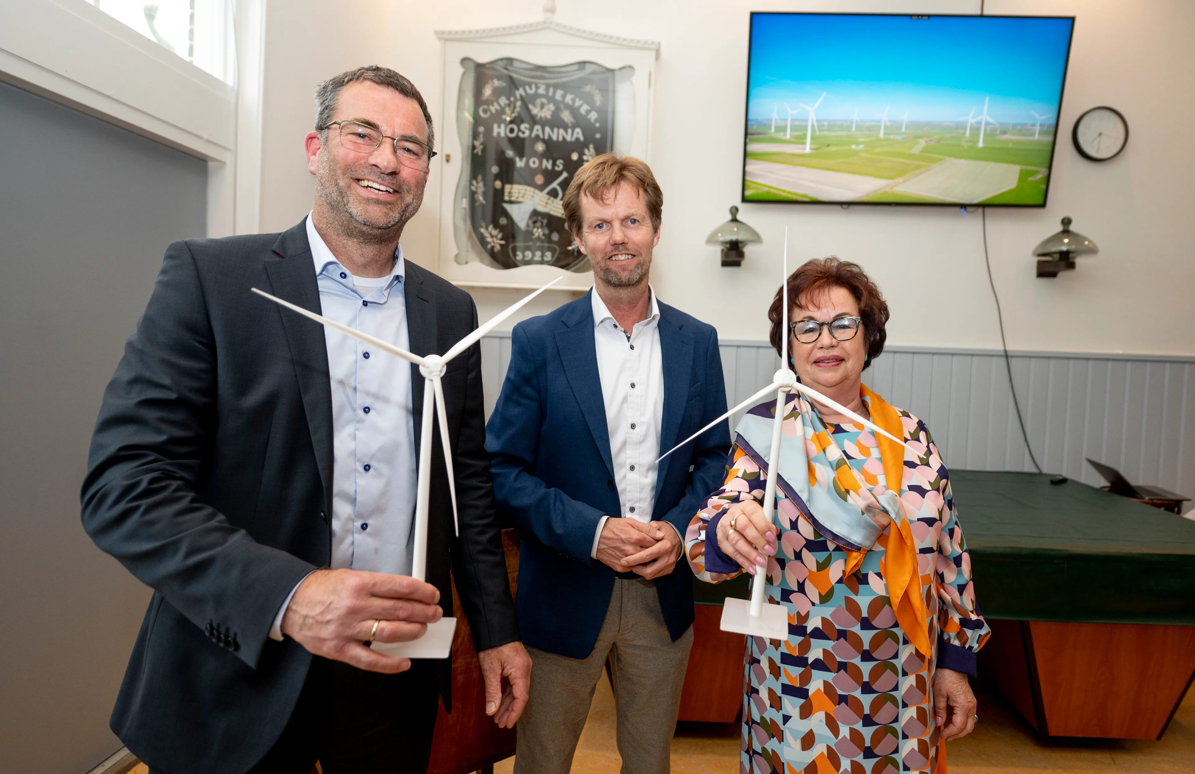 symbolische overdracht windmolens aan wetterskip fryslan en gemeente sudwest fryslan fotobureau het hoge noorden