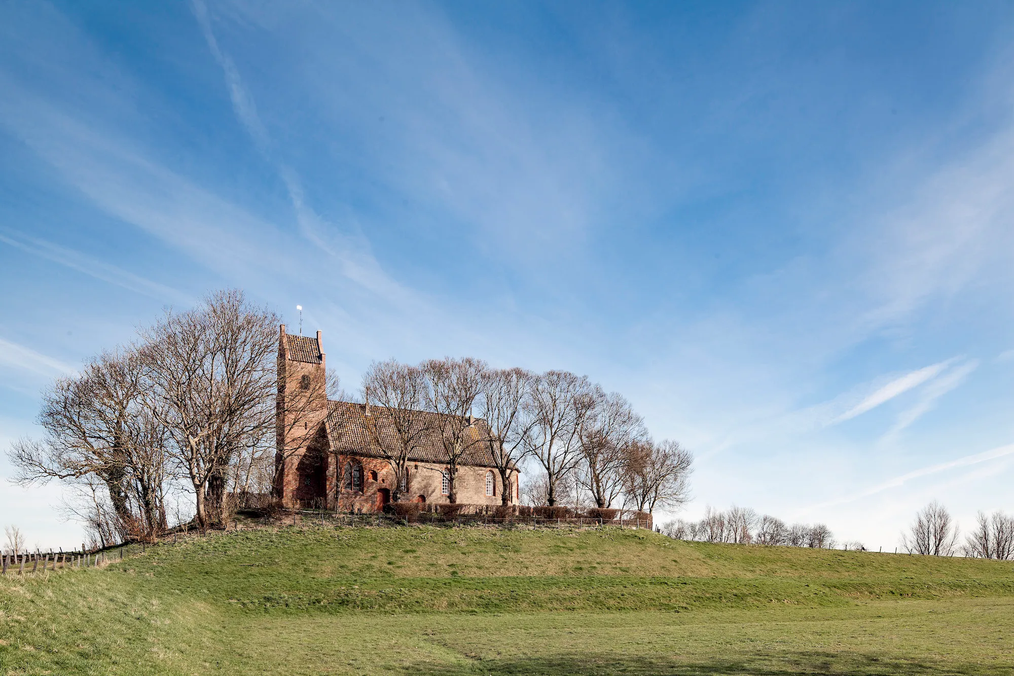 terp met romaanse kerk hegebeintum