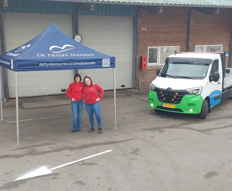 afvalcoaches met partytent 768x631