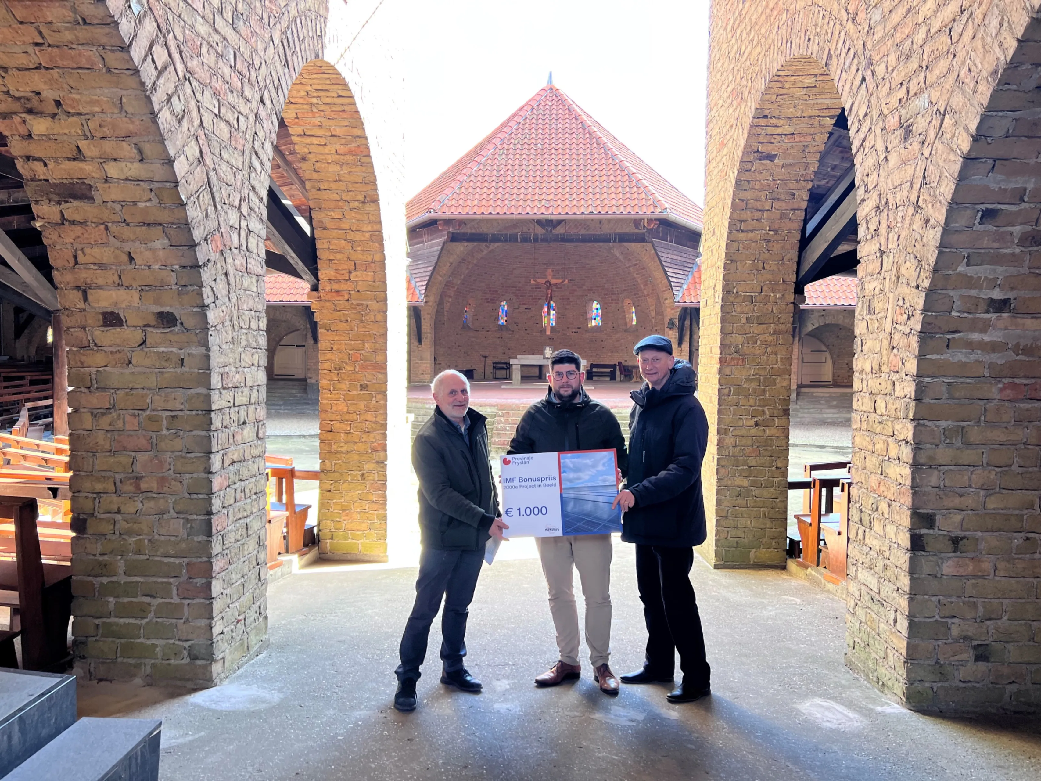 foto gedeputeerde knol in bonifatiuskapel 2000e imf project