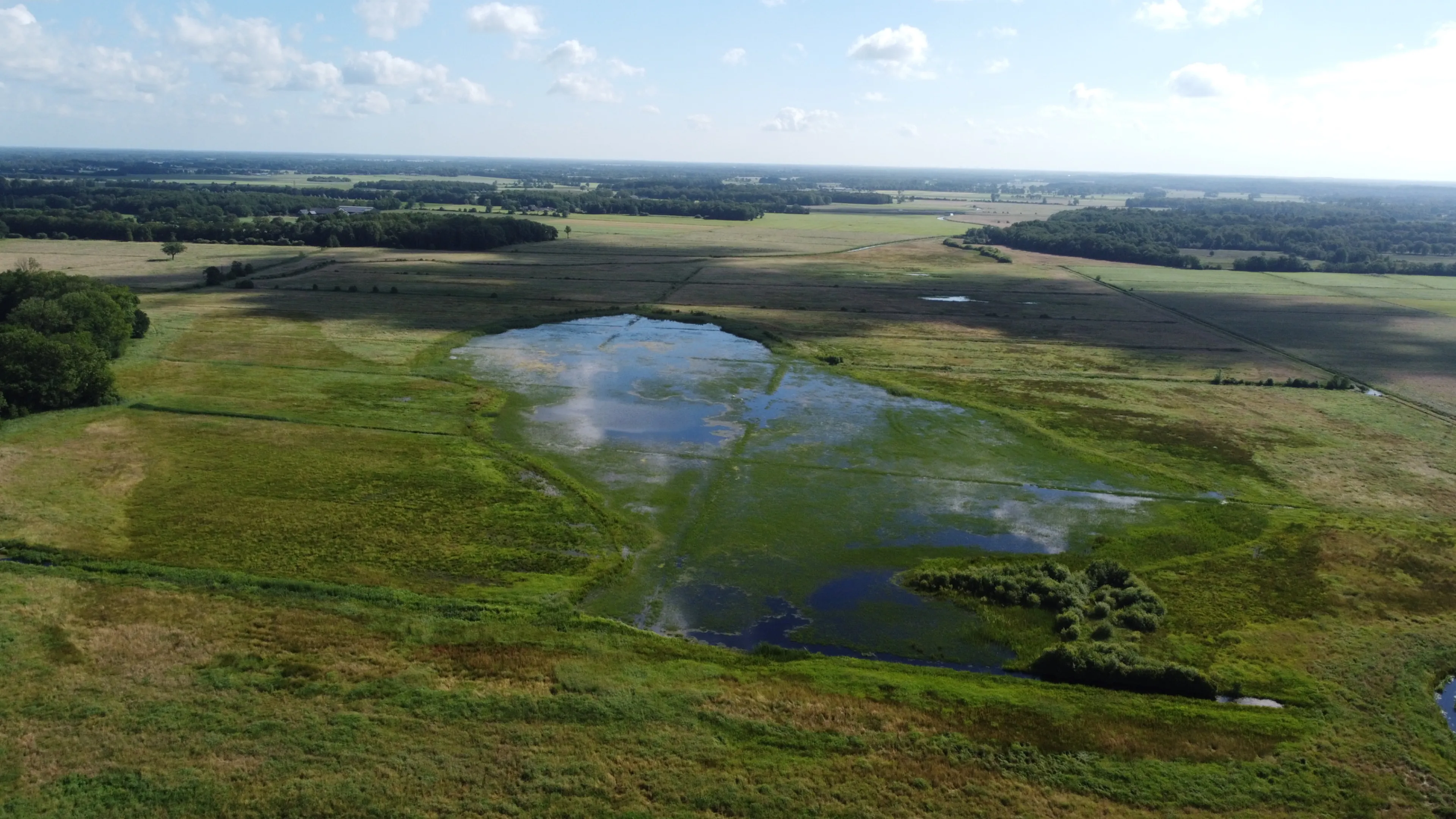 luchtfoto natuurgebied de poasen nabij dorp wijnjewoude gemeente opsteland