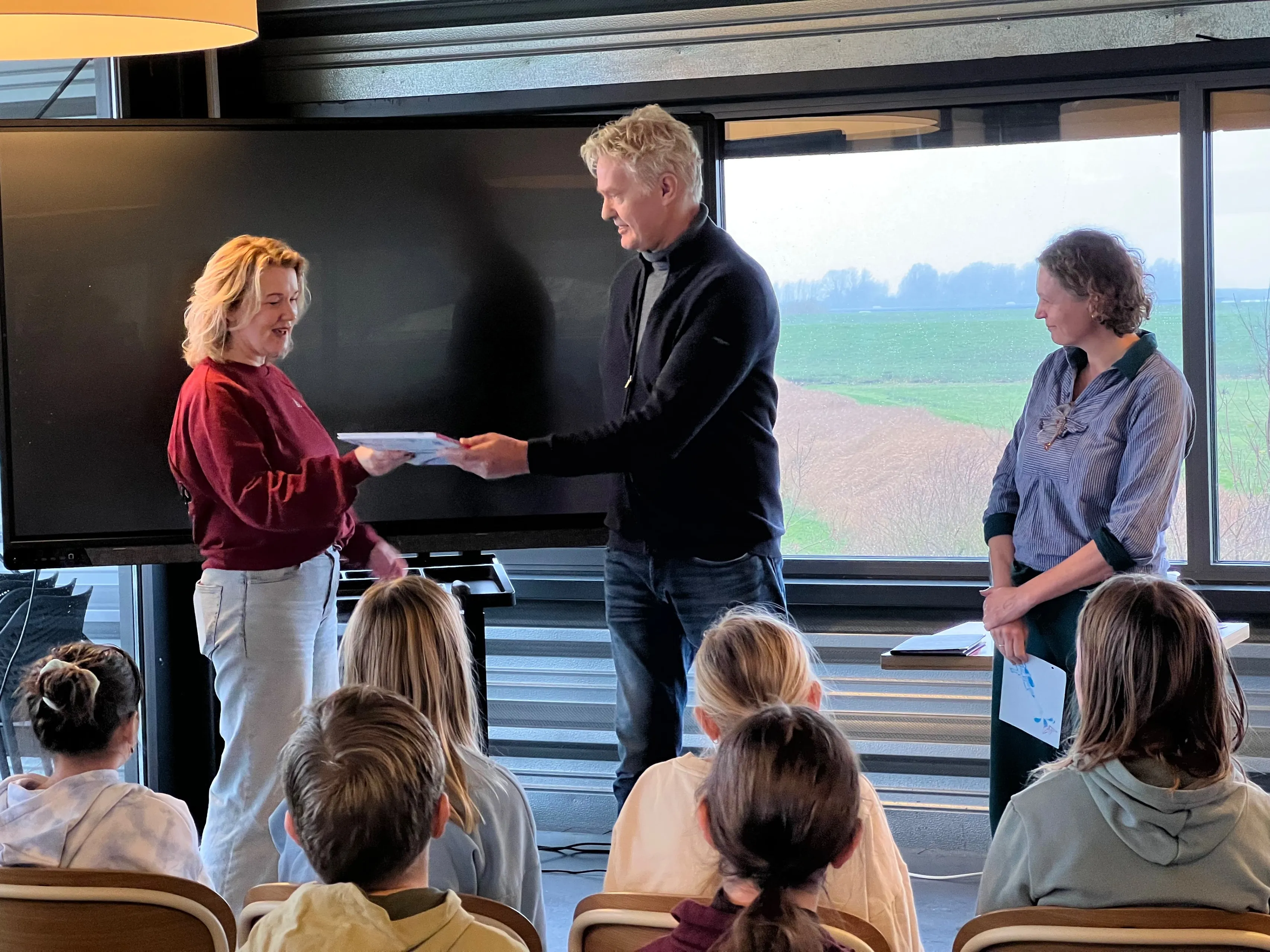 Overhandiging prentenboek Wetter door Gerben de Boer en Linda de Haan