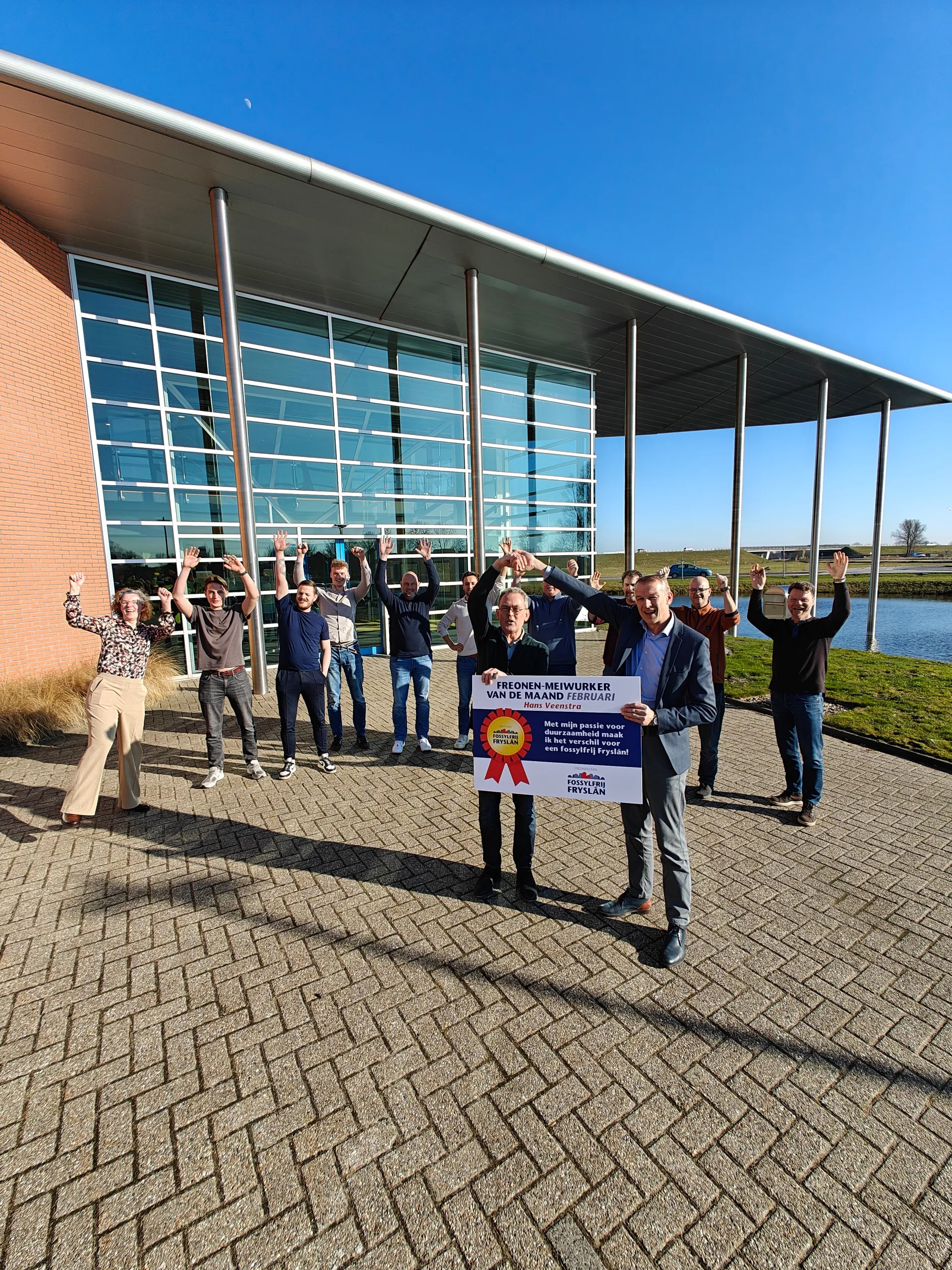 Hans Veenstra (r) ontvangt de trofee uit handen van Bouwe de Boer (links)