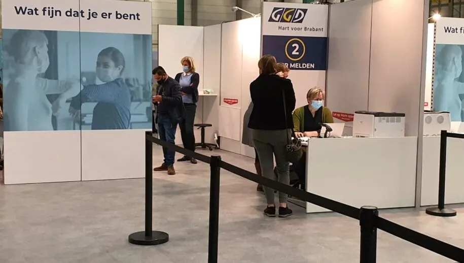 06 01 2021 eerste vaccinatie in veghel 4 915x518 1