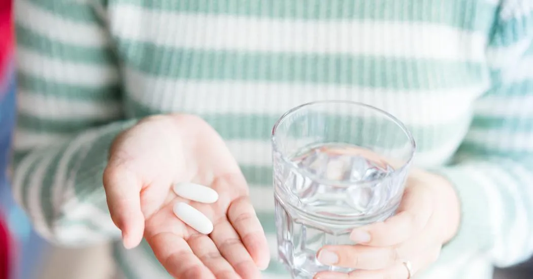 20181102 hand pillen glas water medicijnen 795092440