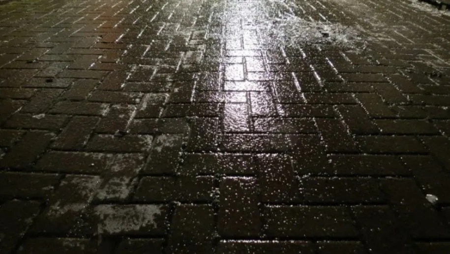 22dec12 ijzel wegdek roodeschool 715x408 915x518