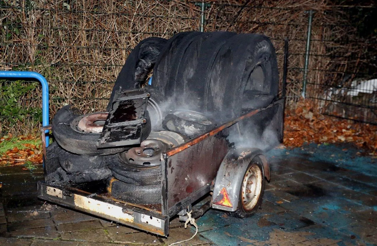 aanhanger in brand steenweg waardenburg 1