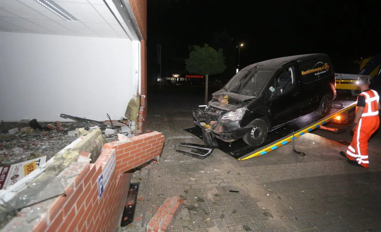 auto rijdt pand rietveldenweg den bosch binnen 1