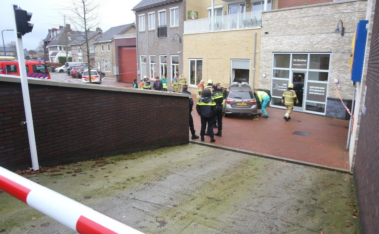 auto tegen gevel appartementencomplex den bosch 5