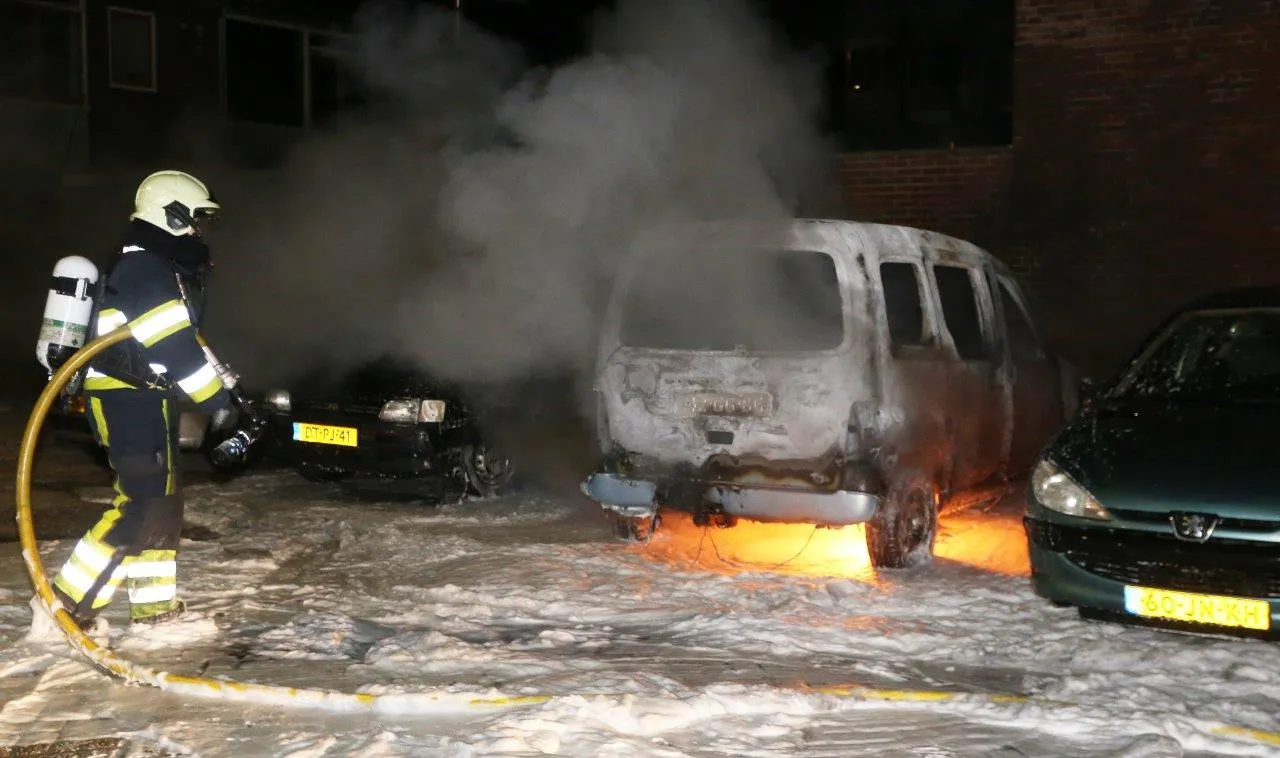 autos in brand voltastraat 0