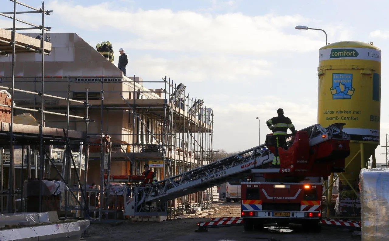 bouwvakker onder muur rosmalen 1