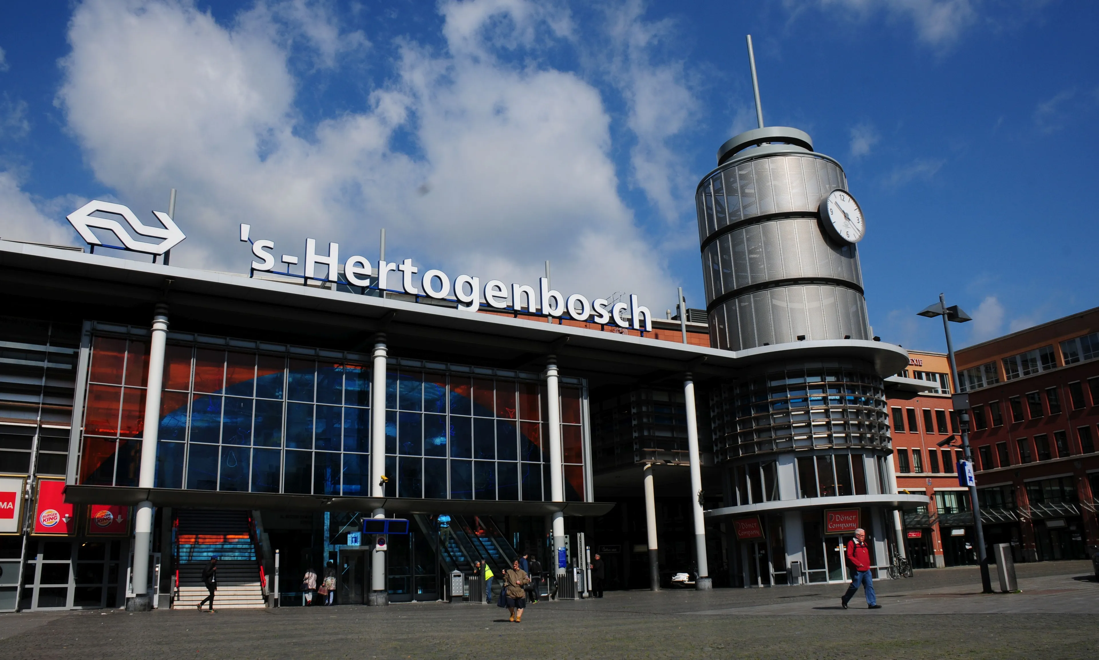 centtral station den bosch with offices panoramio