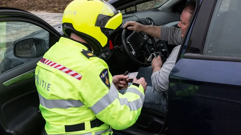 controle rijbewijs door motoragent