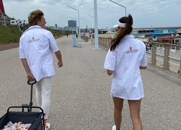 duizenden samples zonnebrandcreme uitgedeeld