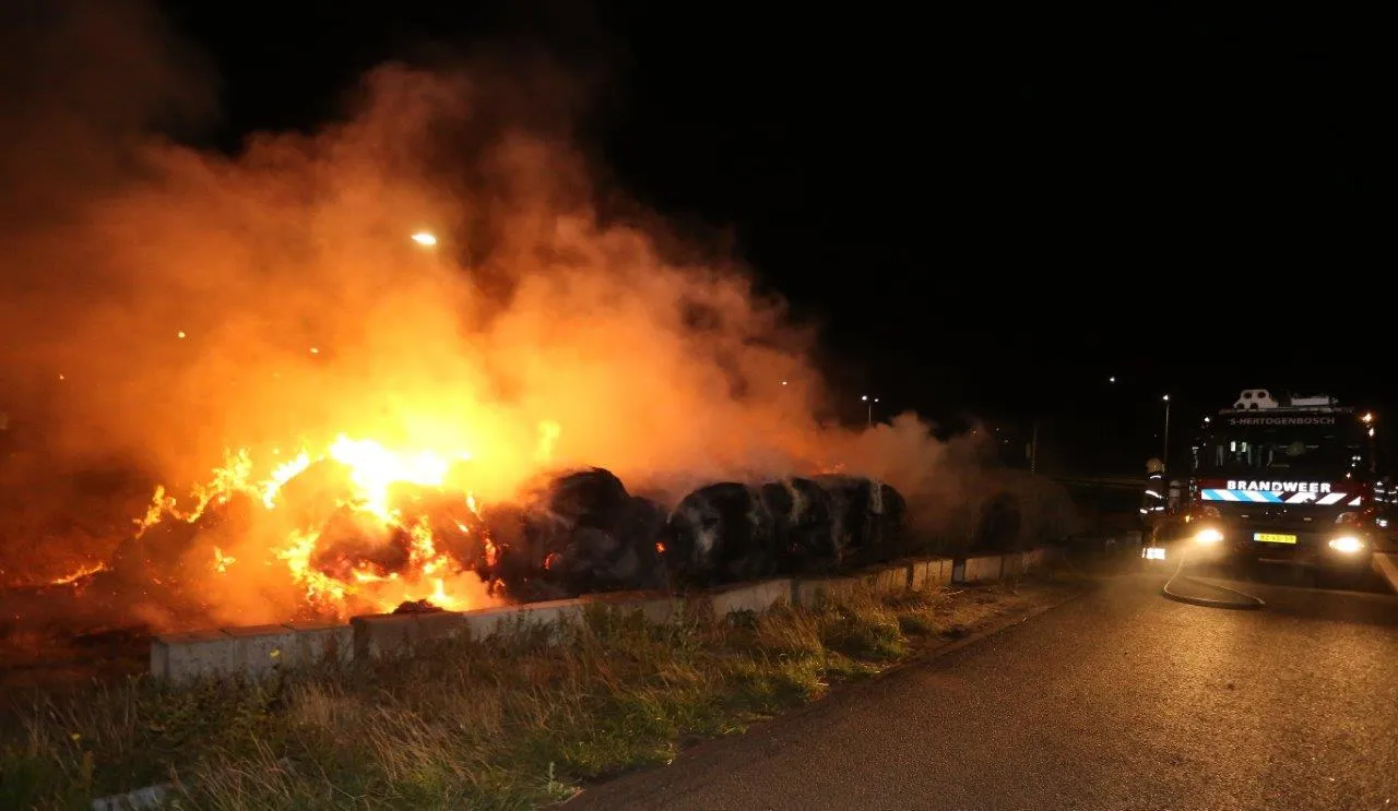 hooibalen in brand hoge poeldonk den bosch 1