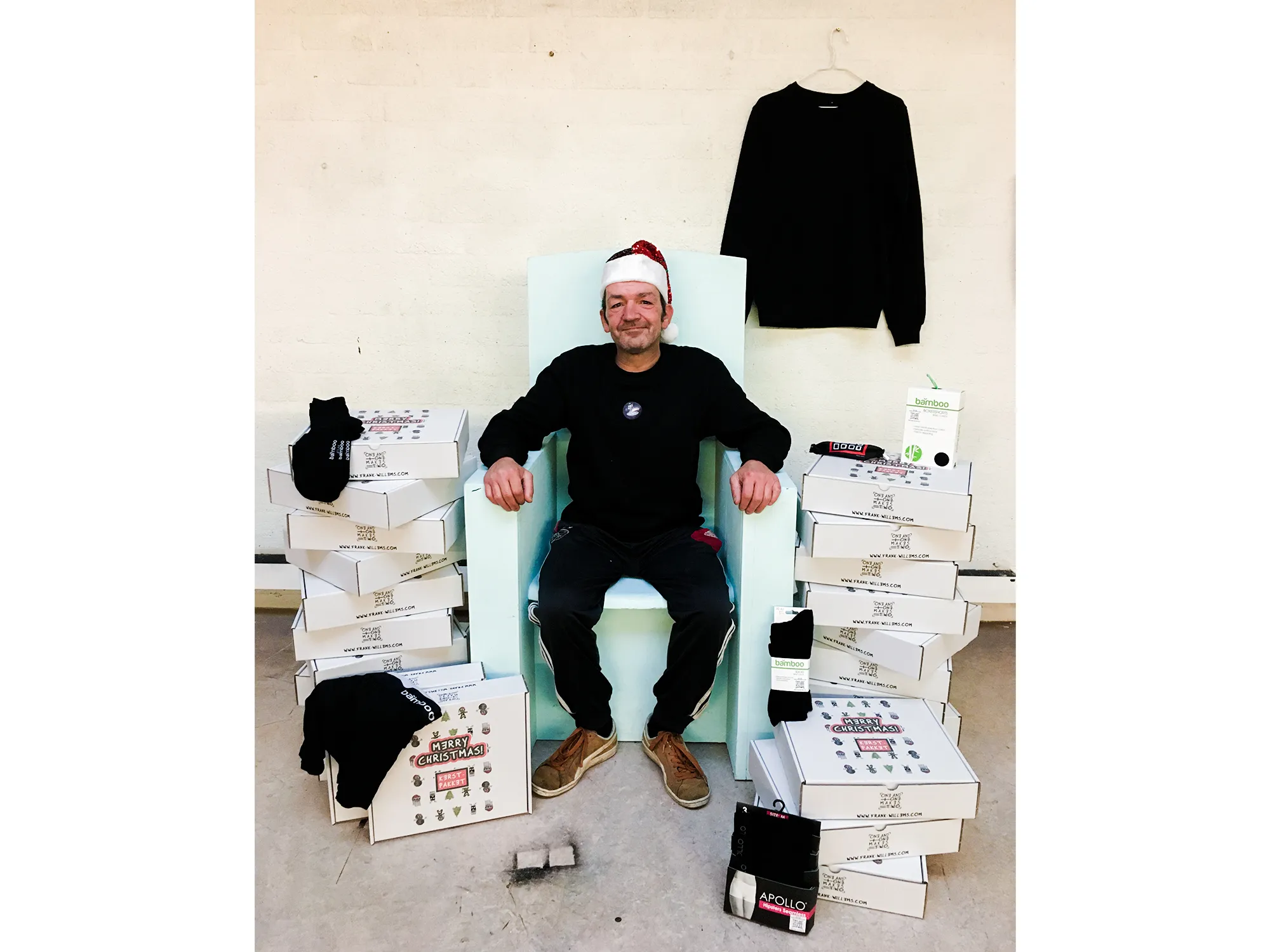 kerstman harold bewoner daklozenopvang met de kerstpakketten one and one makes two