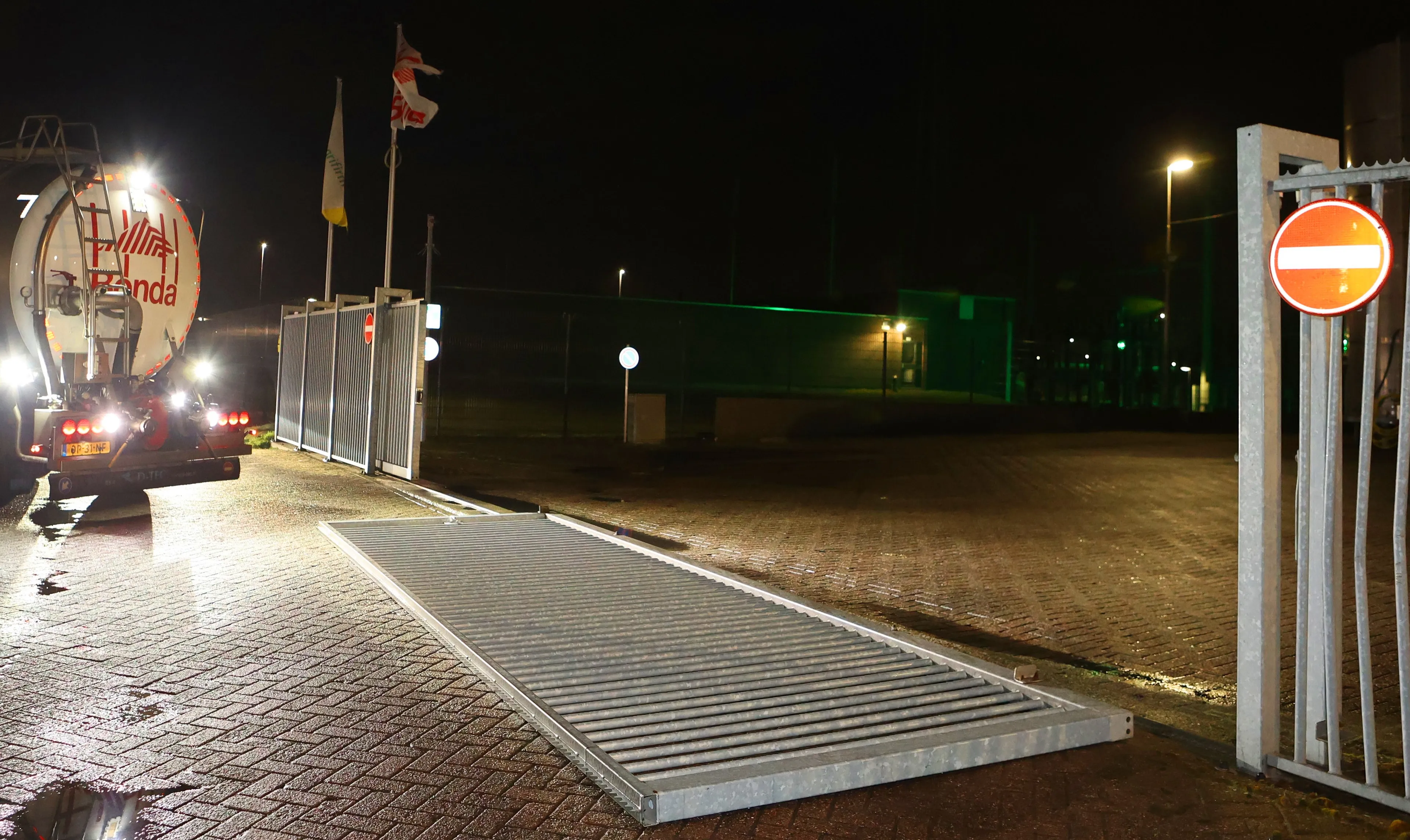 man komt onder poort bonda den bosch 5