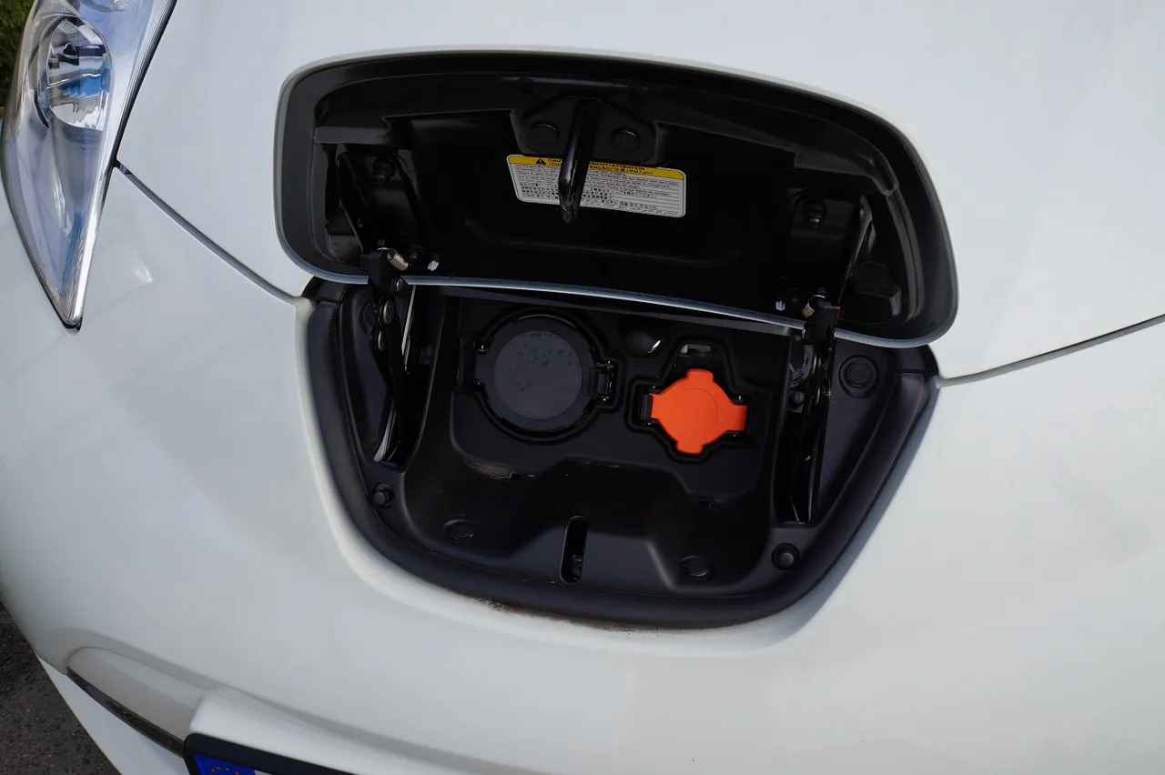 nissan leaf 844734 1280