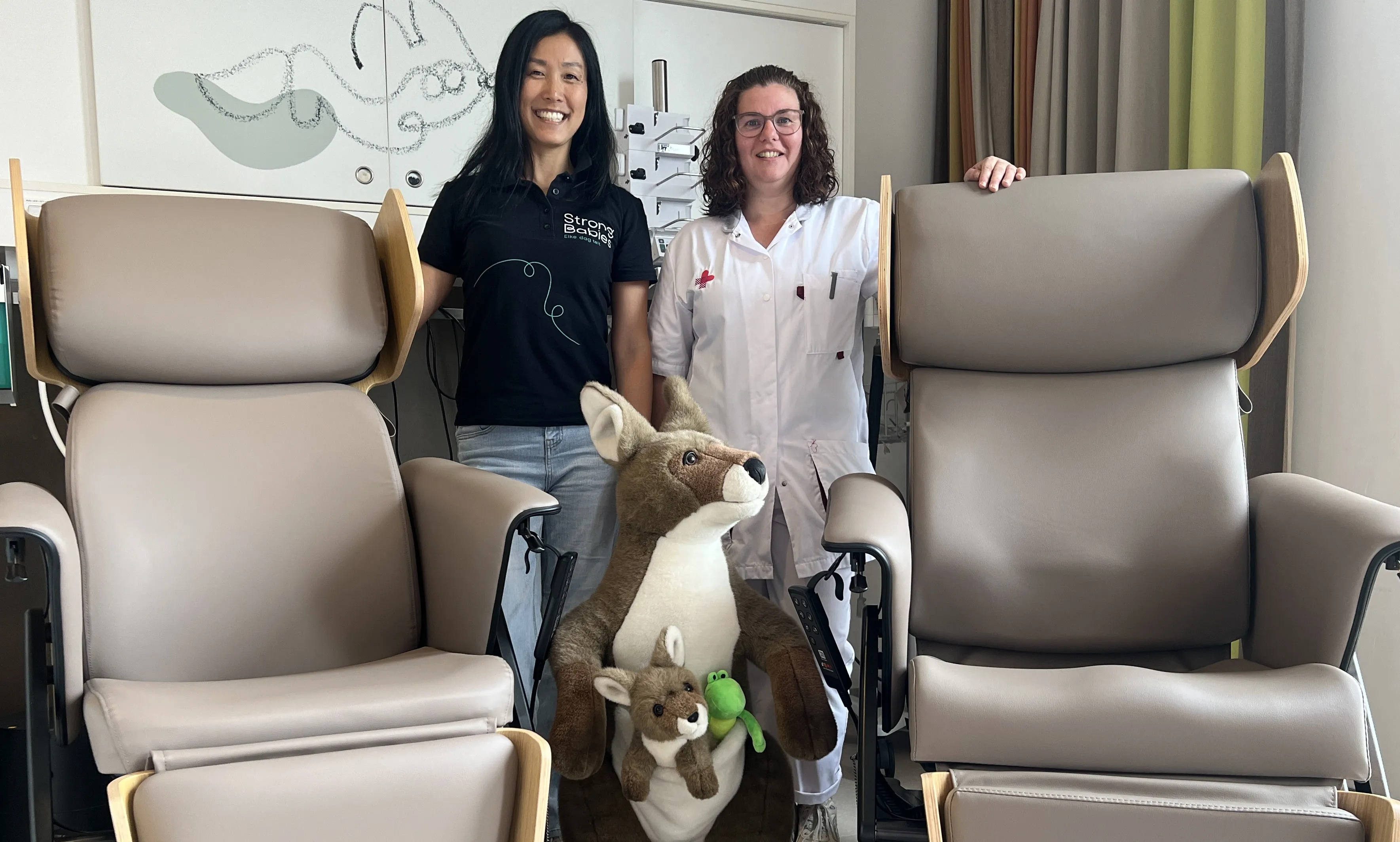 overhandiging buidelstoelen vlnr s lacor van strong babies en k saes van jbz