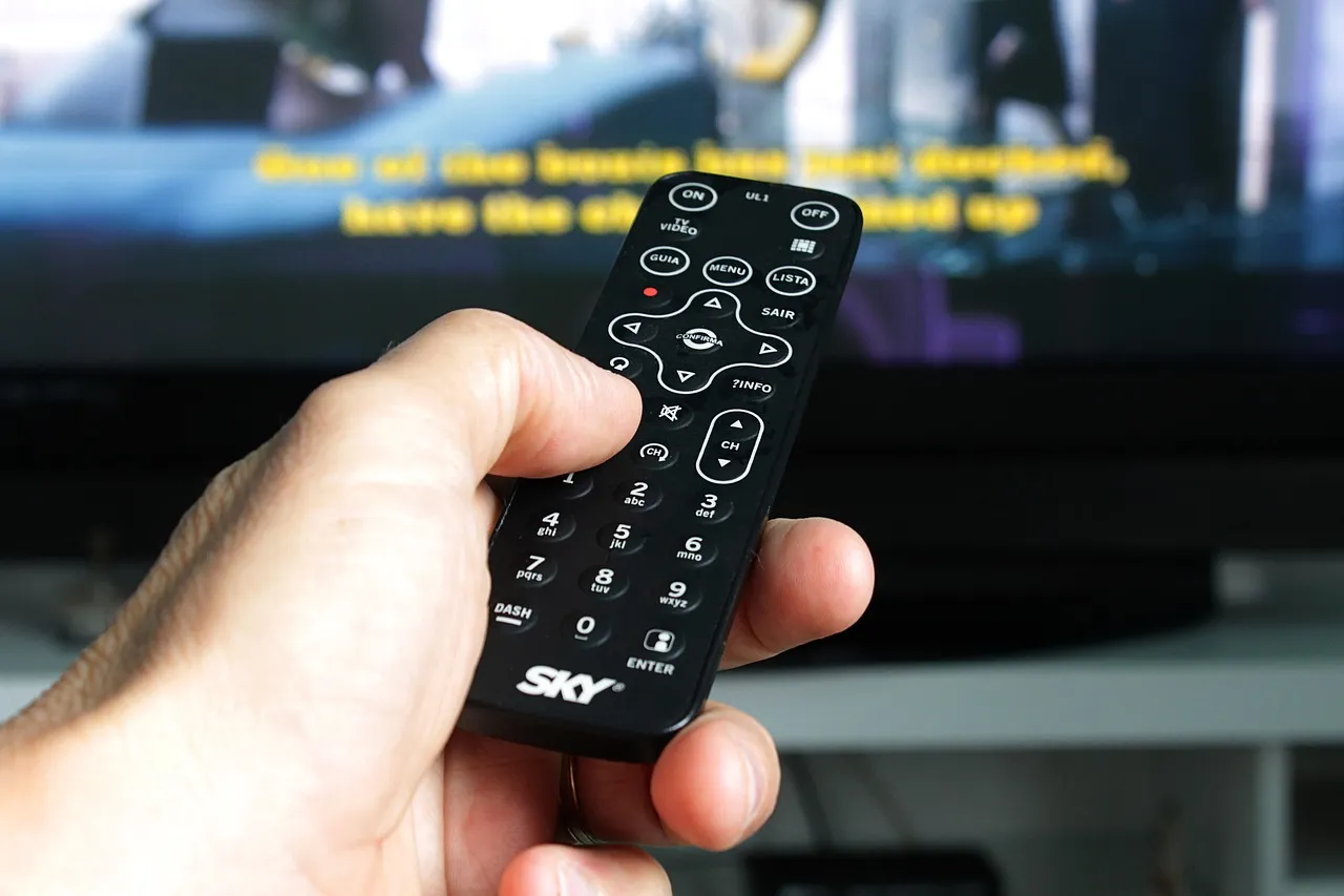 remote control 2717777 1280