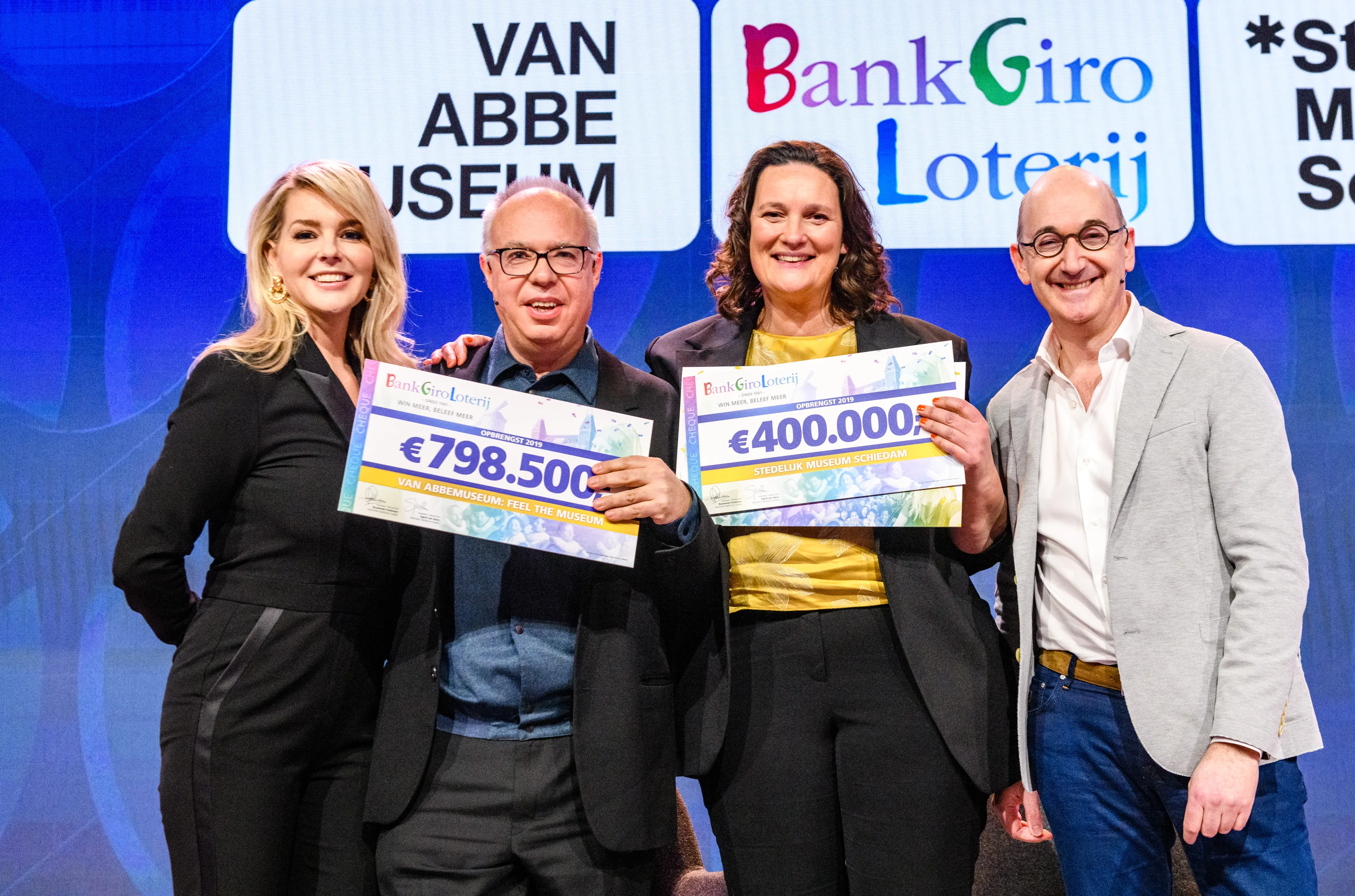 stedelijk museum schiedam en van abbemuseum ontvangen cheque van bankgiro loterij