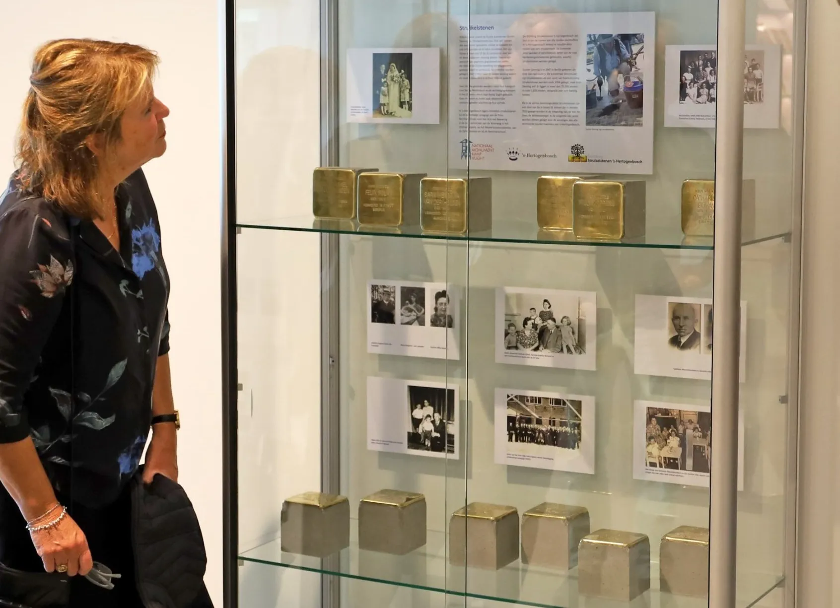 vitrine stolpersteine nm kamp vught tm augustus 2020