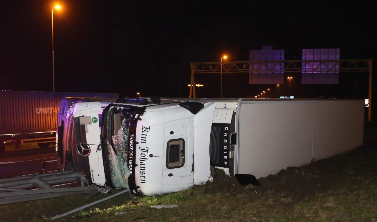 vrachtwagen gekanteld a59 rosmalen 3