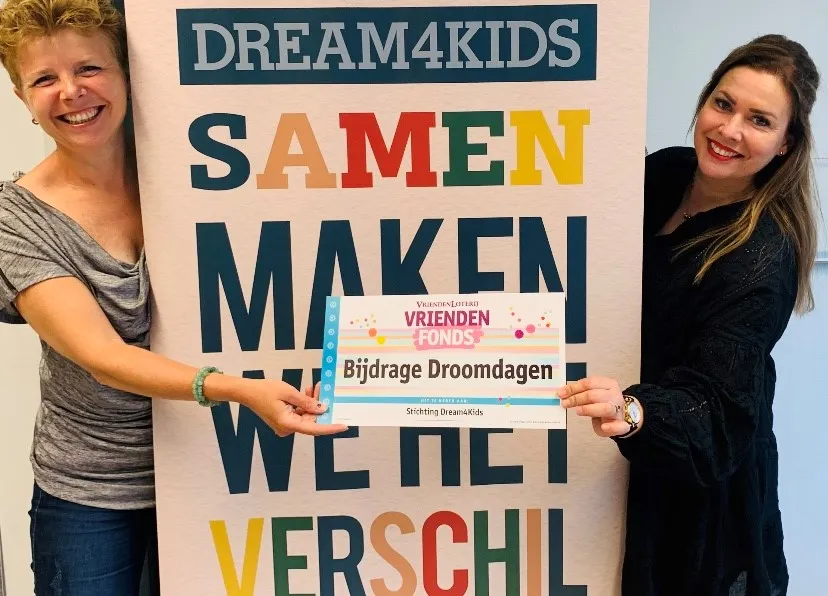 vrijwilligers sandra en annemarie van dream4kids nemen de cheque van het vriendenfonds van de vriendenloterij in ontvangst