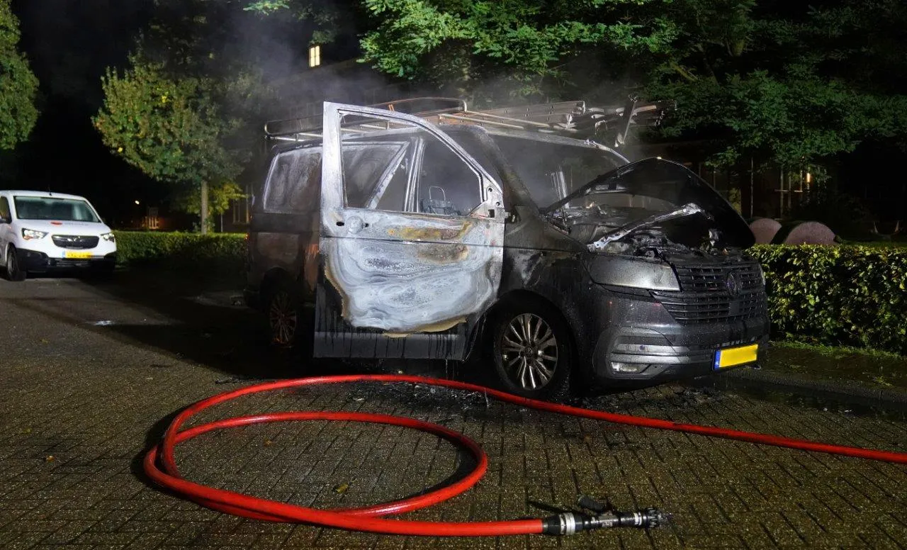 2024 10 03 meesters multi media video bus dakdekker in vlammen op elzenstraat den bosch1