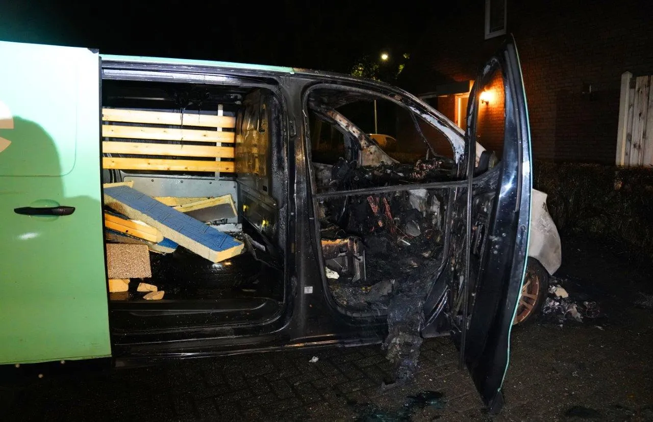 2024 12 03 meesters multi media fotos bedrijfsbus in brand kloppersakker zaltbommel6