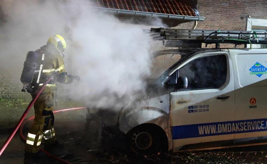 2024 12 26 meesters multi media fotos weer bedrijfsbus van dakdekker in brand mgr van schaijkstraat den bosch6