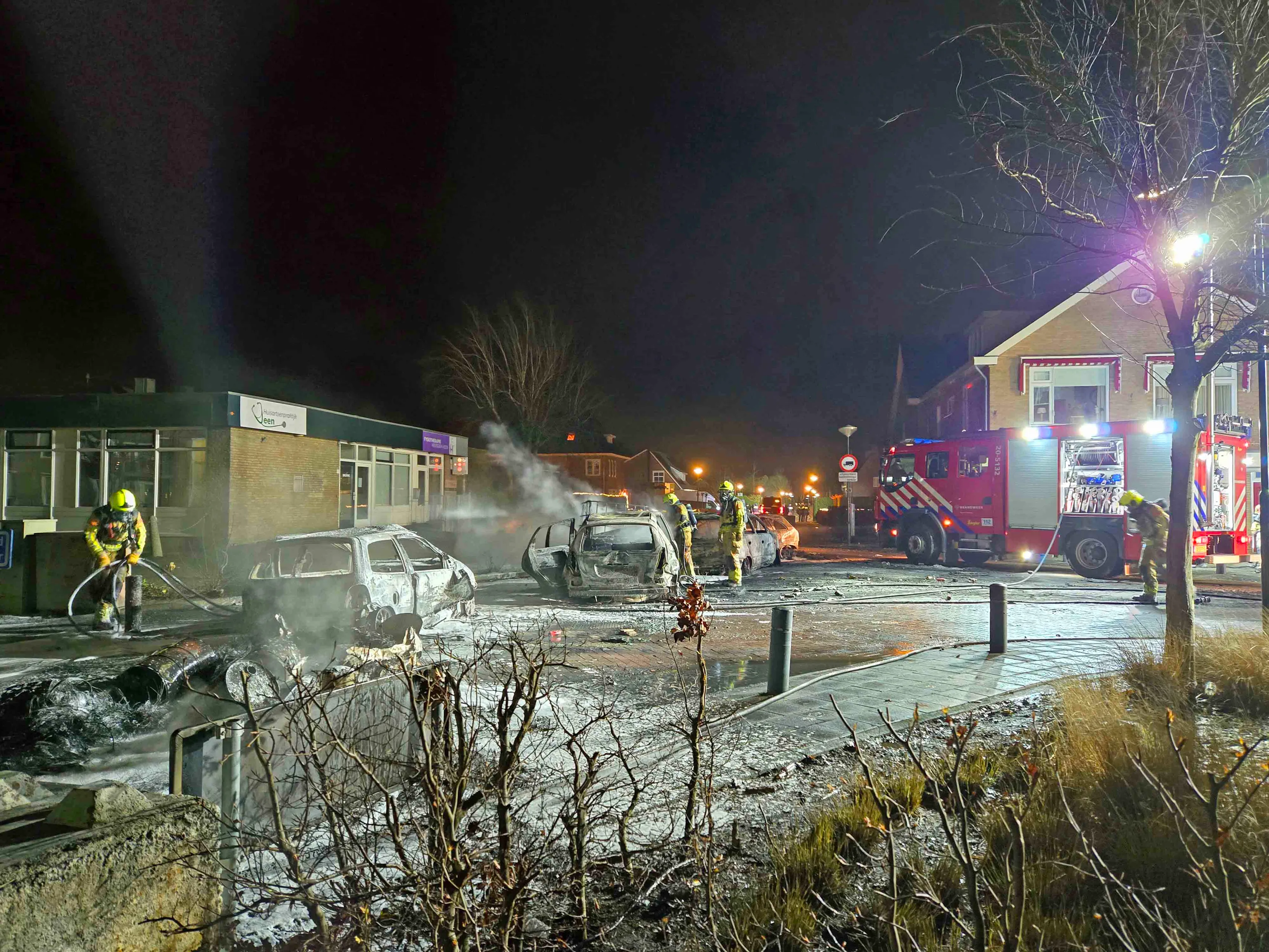 2025 01 01 fpmb 035738 veen witboomstr politieauto in brand gestoken me veegt kruising leeg