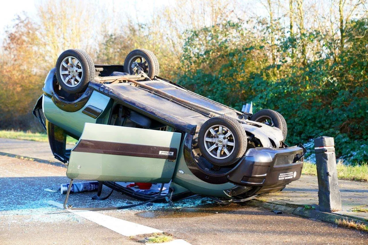 2025 02 02 meesters multi media fotos brommobiel op zijn kop kerkdekske nuland 4