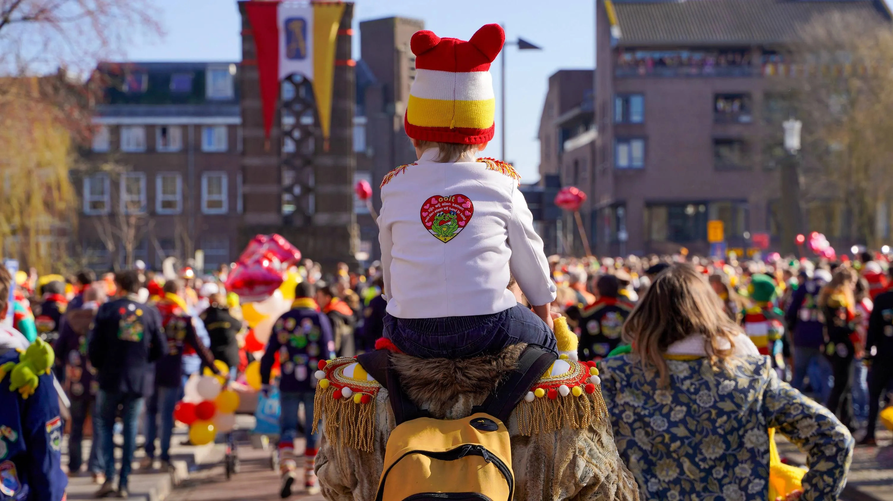 Oeteldonk-kindje-op-de-schouders
