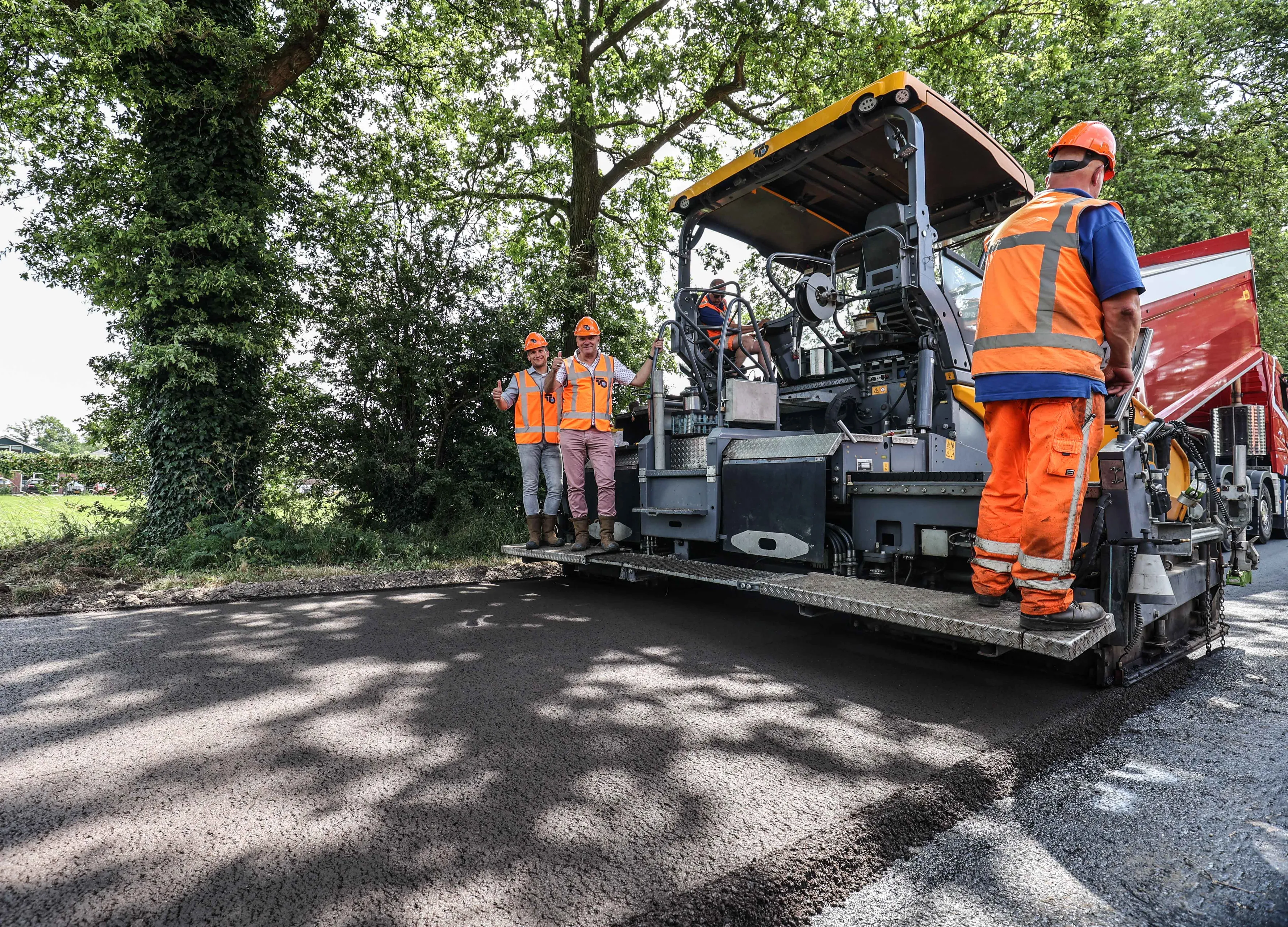 aanleg harsfalt door rob scholten en benno brand