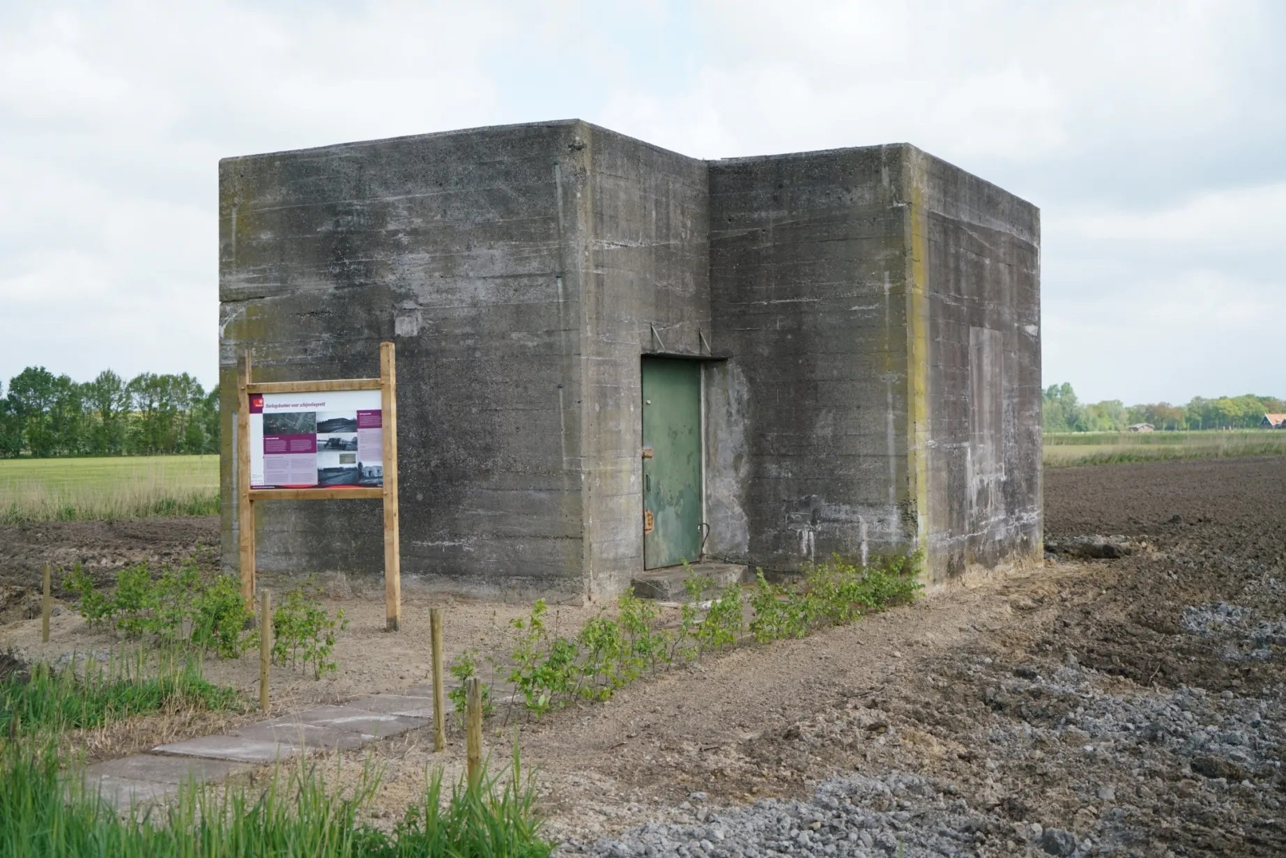 bunker met informatiebord