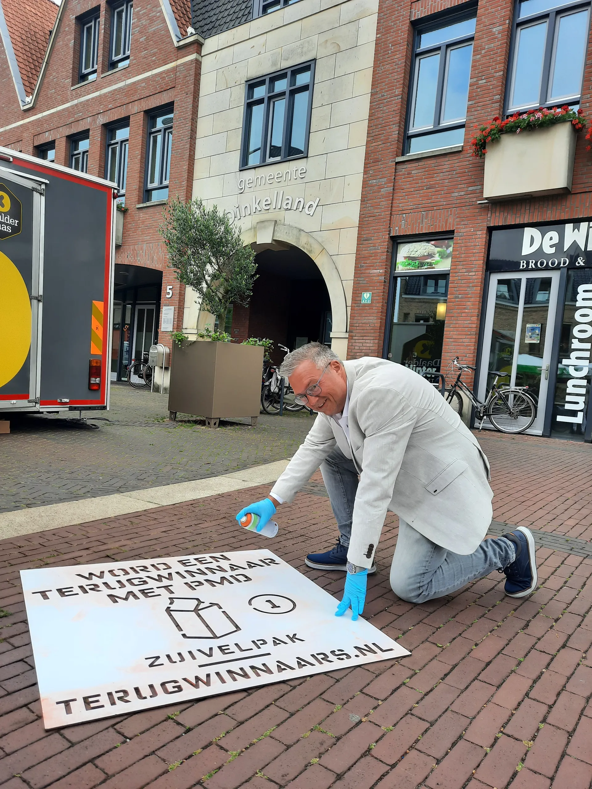 foto wethouder ben blokhuis brengt de eerste sjabloon op straat aan
