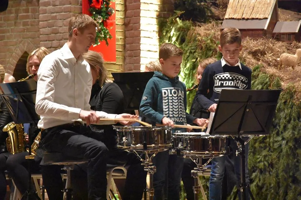 kerstconcert jip en max lucas begeleid door mart franken volmerink