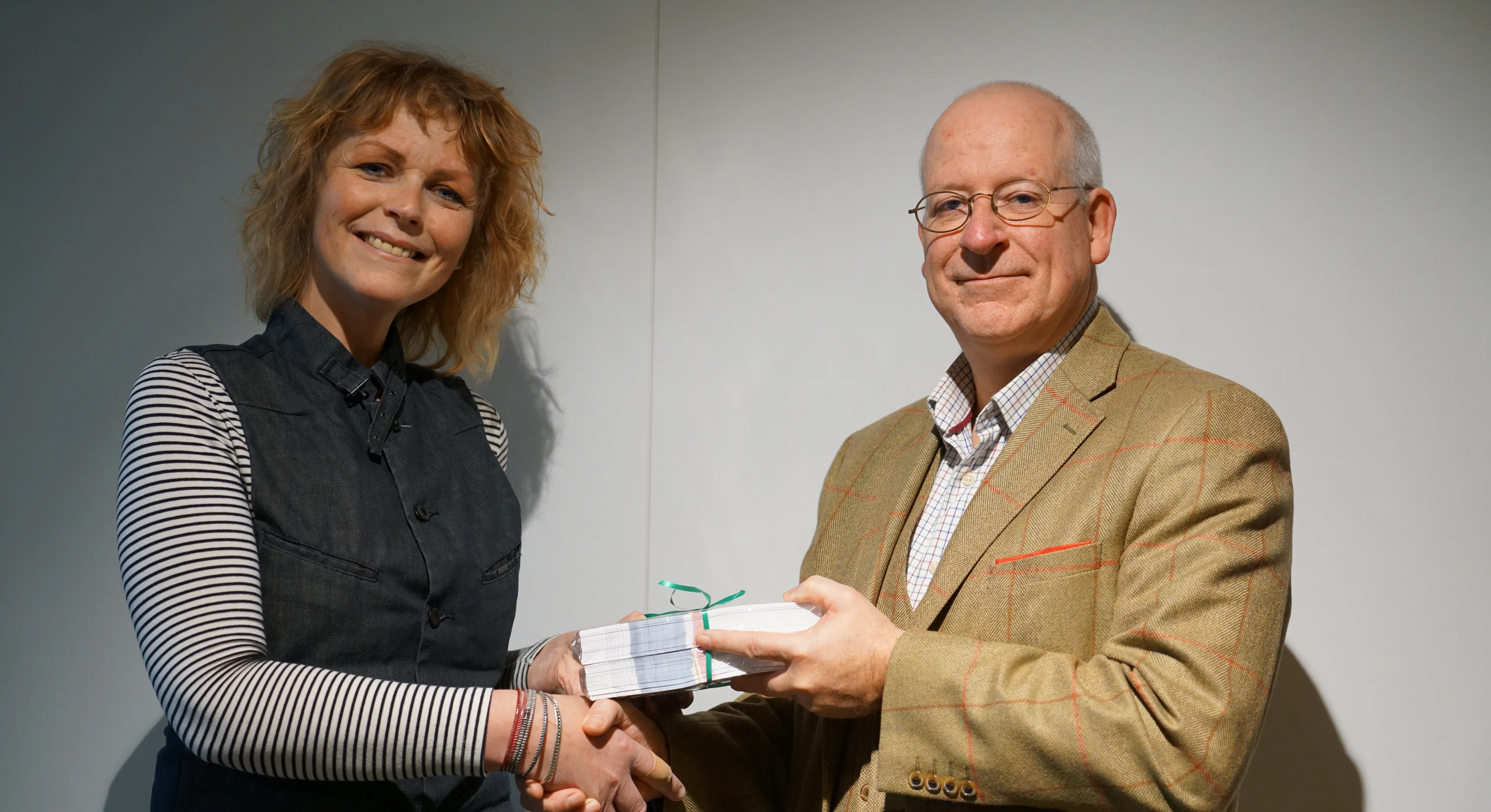 overhandiging flyers jessica mensink burgemeester john joosten