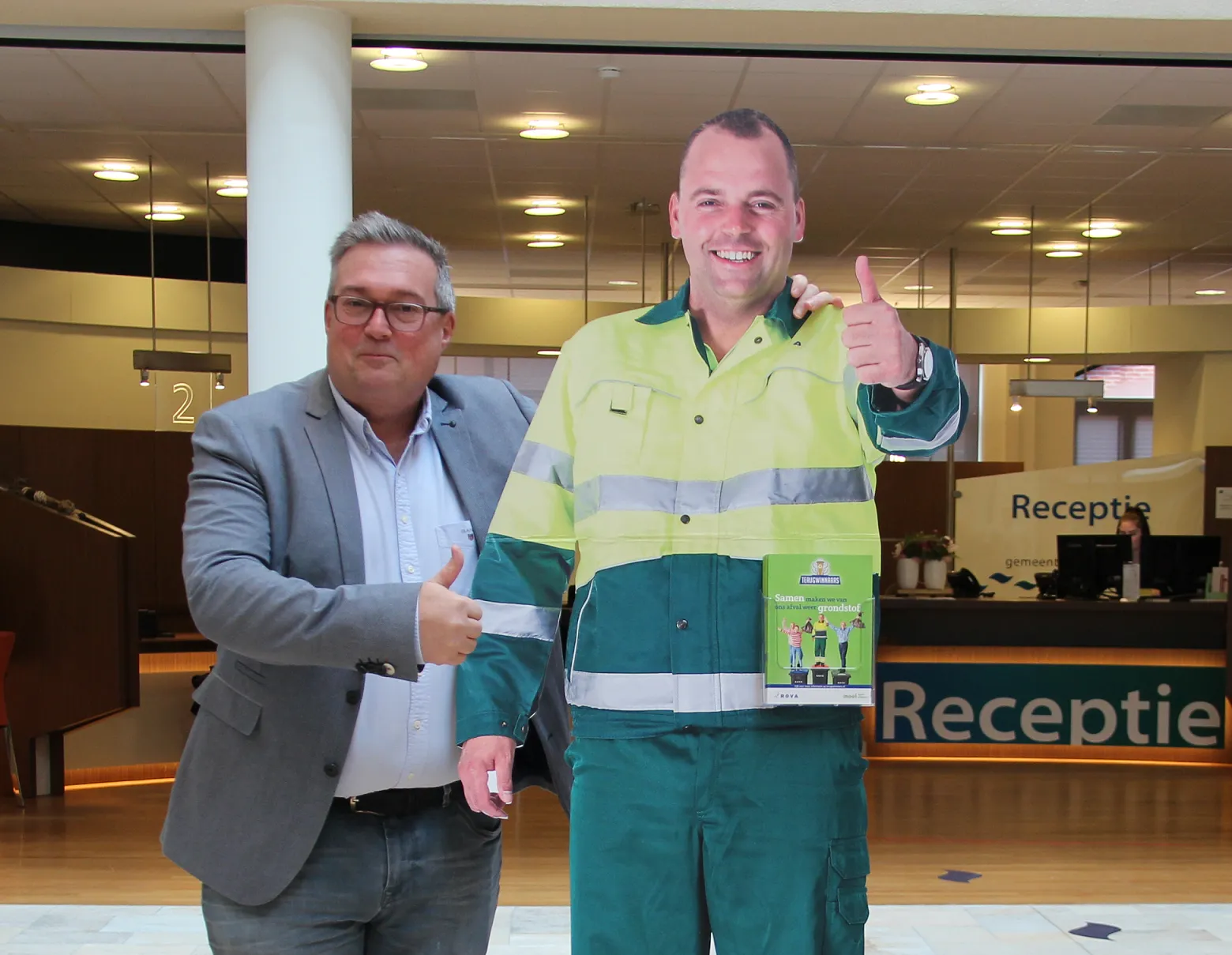 wethouder ben blokhuis naast reclamedisplay terugwinnaars