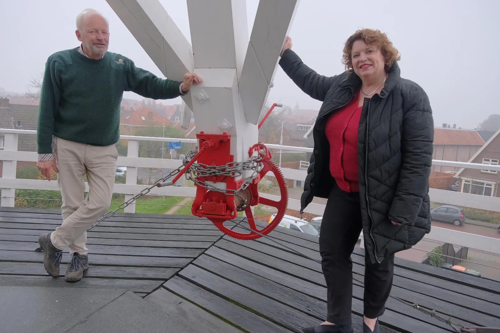 wethouder ilse duursma en molenaar rob barenbrug molen oude hengel